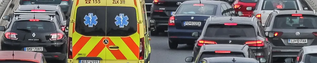 Ilustrační foto - Zdravotnická záchranná služba sanitka záchranka první pomoc majáky ZZS auto silnice kolona ulička
