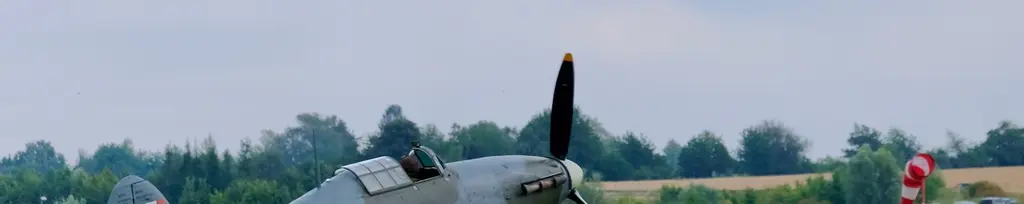 Hurricane na startu, letectví, historické letadlo, druhá světová válka, stíhačka, RAF