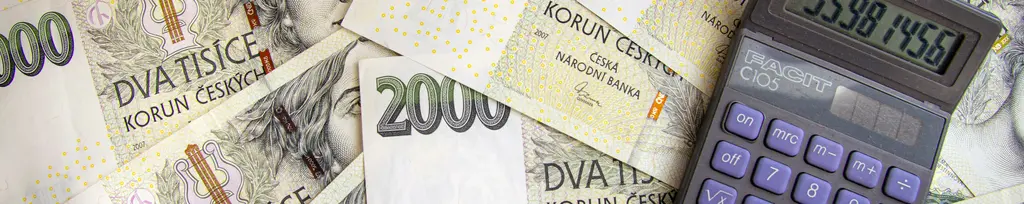 Ilustrační foto - peníze úspory bankovky měna hotovost české koruny kalkulačka výpočet daně