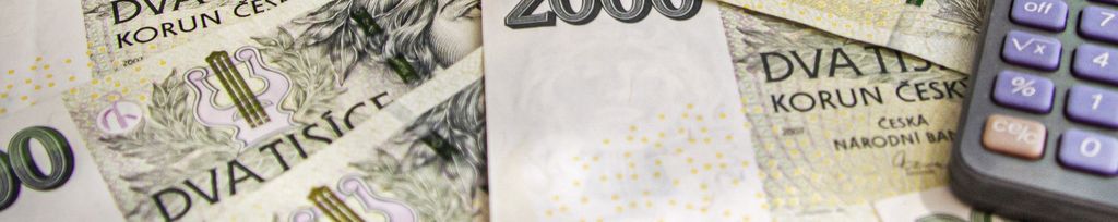 Ilustrační foto - peníze úspory  bankovky měna hotovost české koruny kalkulačka výpočet daně