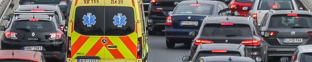Ilustrační foto - Zdravotnická záchranná služba sanitka záchranka první pomoc majáky ZZS auto silnice kolona ulička