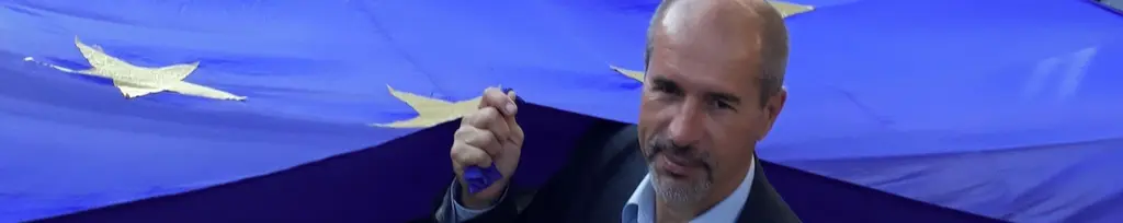 Demonstrace s velkou vlajkou EU