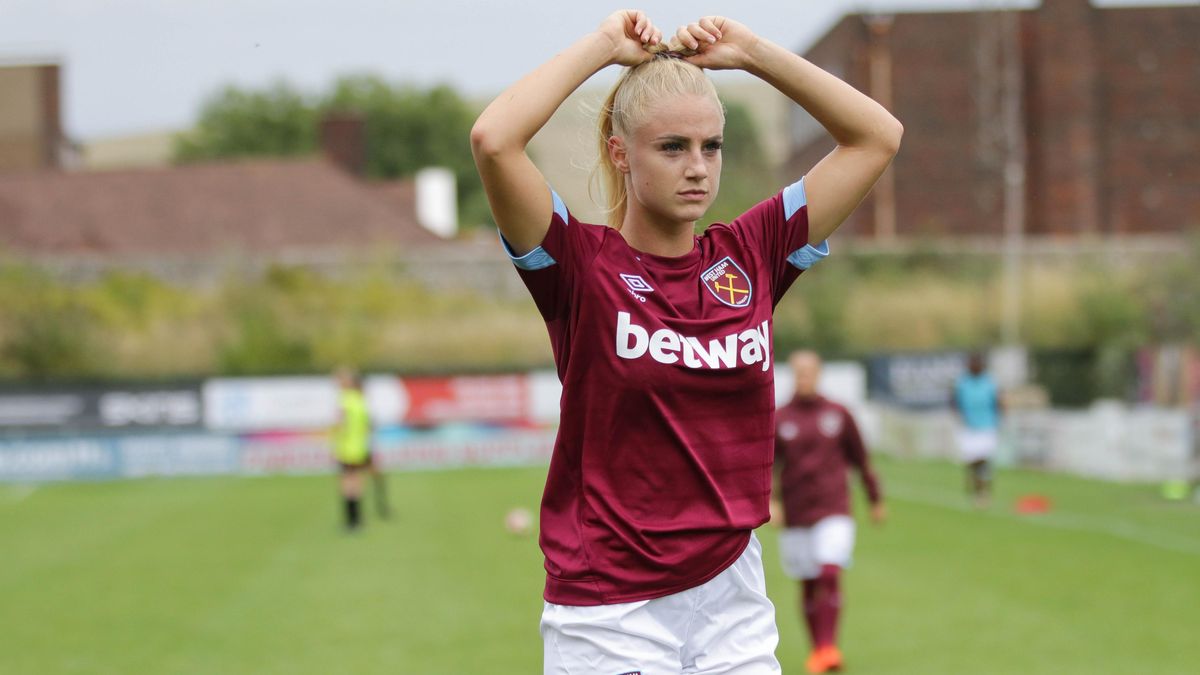 Jedna z nejkrásnějších fotbalistek Alisha Lehmann provokuje svým tělem. Cvičí jen v bikinách - Médium.cz