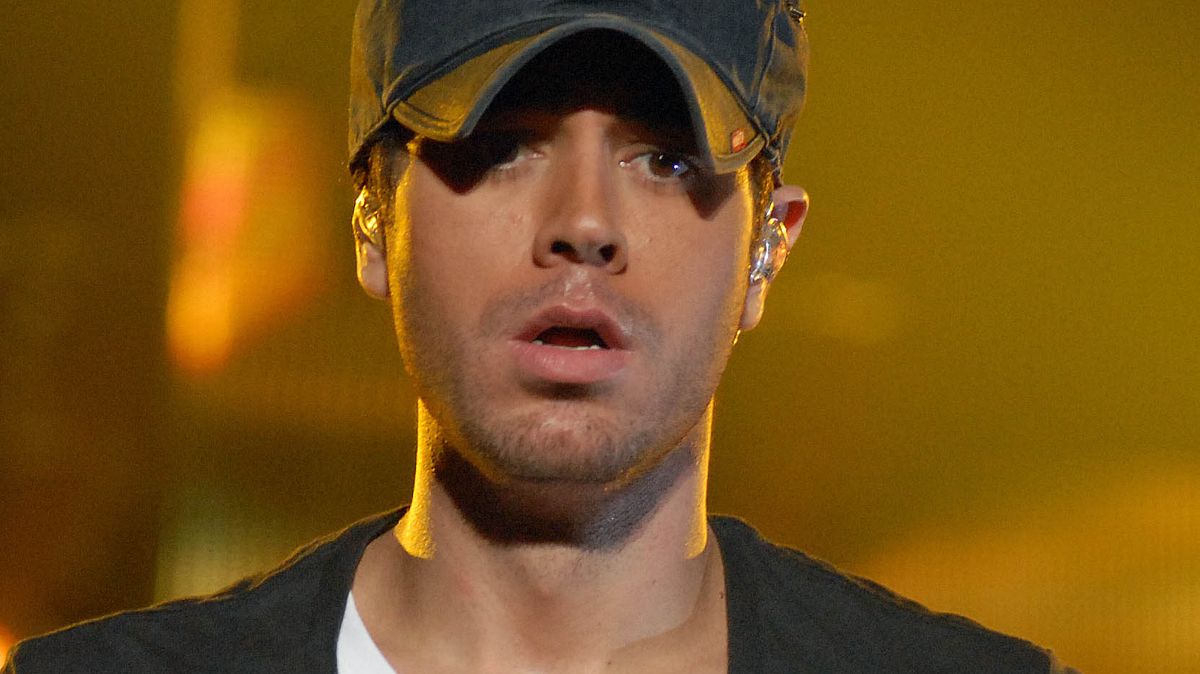 Le célèbre chanteur Enrique Iglesias ne sait pas chanter, les gens se moquent de lui et il préfère ne plus enlever son chapeau