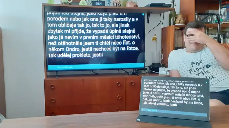 Na stůl položím tablet nebo mobil se spuštěnou aplikací a zobrazuji jeho obrazovku na televizoru.