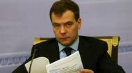 Dmitrij Medveděv dnes už připomíná spíše rozzuřenou čivavu než důstojného politika
