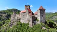 Rakouský hrad Hardegg je pár kilometrů z Česka. Užijte si Hardeggskou vyhlídku i Regininu skálu