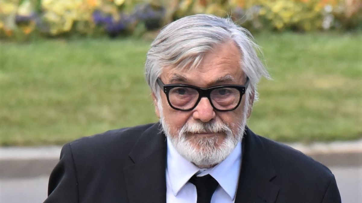 Jiří Bartoška’s Dream Cottage: Luxury Living with a TV in the Bathroom and a Pool