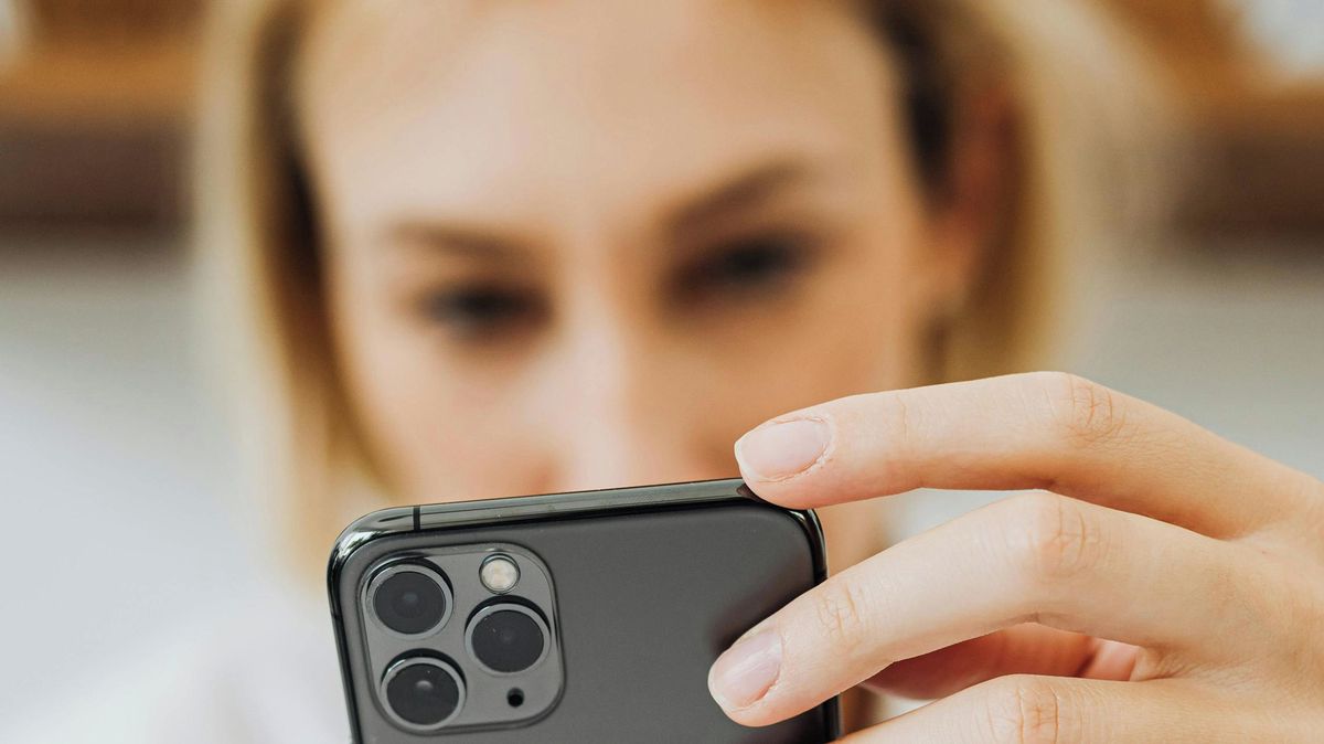 P(r)odavačky v obchodě s mobilem v ruce - Médium.cz
