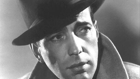 Šišlal, páchlo mu z úst, byl alkoholik a miloval mladičkou Lauren. Legendární herec Humphrey Bogart