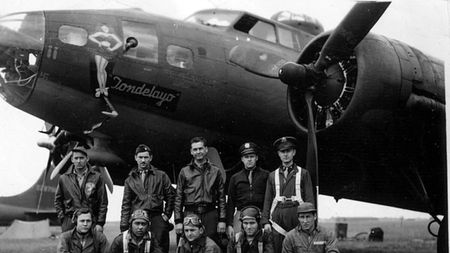 V roce 1943 zasáhla americký bombardér palba německé stíhačky. V jedné nábojnici byl český vzkaz