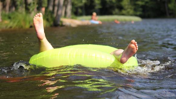 Na venkovní koupaliště choďte s prázdnou průhlednou lahví. Může vám to zachránit zdraví