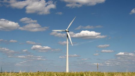 Drastická fotografie dvou mladíků na vrcholu hořící větrné turbíny zobrazuje jejich poslední vteřiny