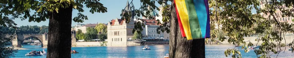 Praha s duhovou vlajkou