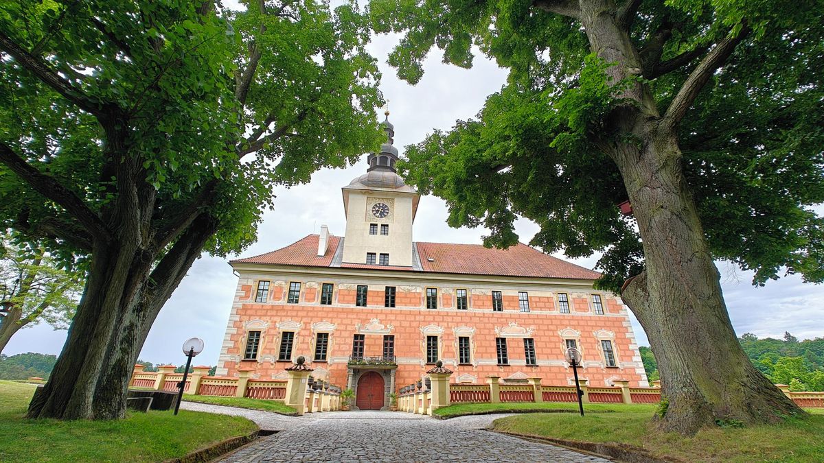 Zámek v Bechyni vás uchvátí nádhernou malířskou výzdobou i expozicí ...