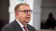 O nemocné rodiče se mají starat děti, ne stát. Juchelka ukázal záda pracujícím lidem