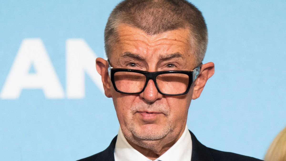 Česká politika v roce 2025 - Kde chybí fakta, nastupují nálepky - Médium.cz