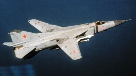 Sovětský pilot si myslel, že má jeho MiG poruchu, a katapultoval se. Stíhačka ale letěla dál Evropou