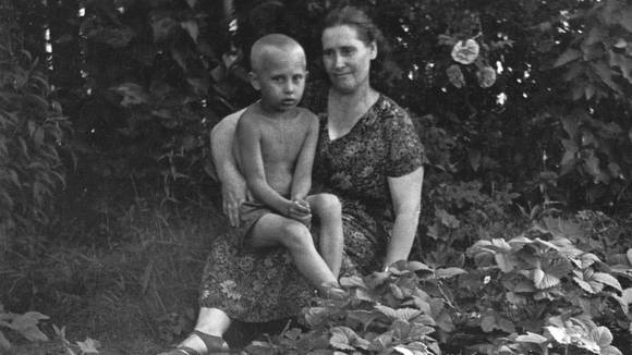 Vypíchl jí oko vidlemi, přesto si ho vzala. Po letech porodila Vladimira Putina