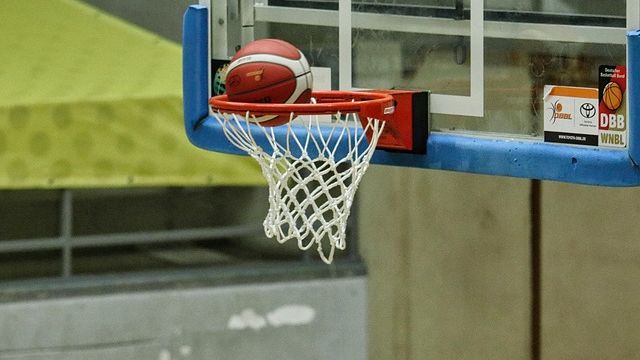 Basketball player Vít Krejčí featured in Czech media coverage.
