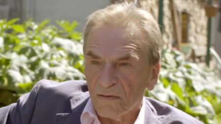 Františku Němcovi je čerstvě osmdesát dva. Postihlo ho herecké prokletí, oženil se hodně netradičně