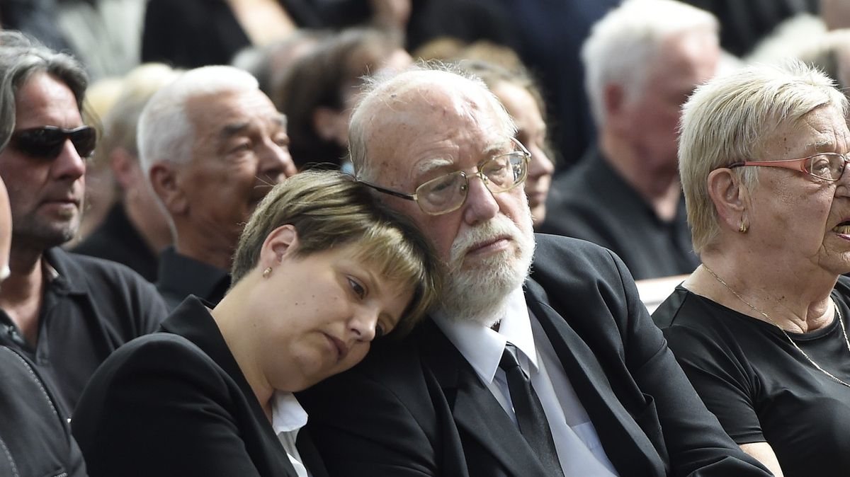 ヤン・ネドベドの妻は誰ですか：パブリナにはひどい過去があります、彼女は35歳年下です