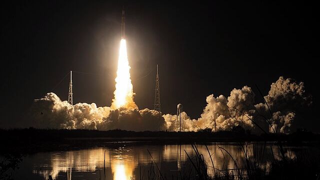 Energie z rakety Artemis by dokázala nabít 500 milionů chytrých mobilů ...