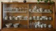 Retro vitríně s porcelánem jsme se u babičky smáli. Teď je tenhle socialistický trend znovu v kurzu
