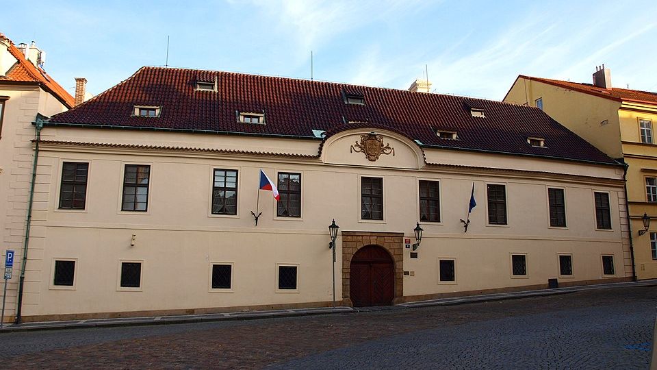 Gangsteři z Hradčan: Divoké večírky, drzá loupež a feťák, který je ...