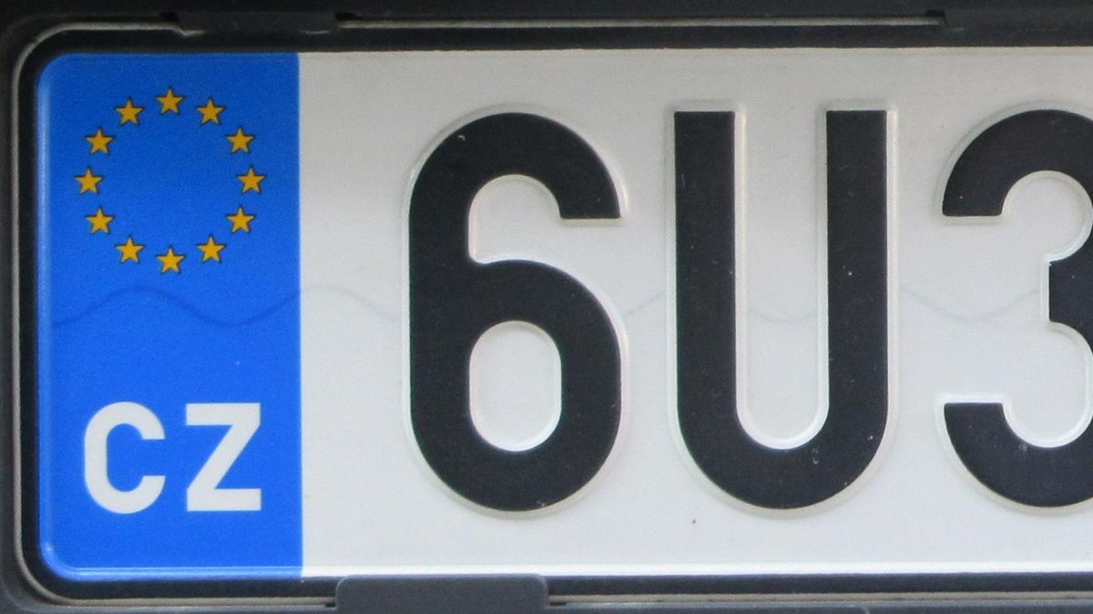 Vadí vám na vaší SPZ symbol EU? Pokud si ho zakryjete, může vám hrozit ...