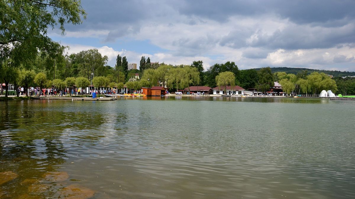 Jediné na celé planetě: České jezero nabízí koupání v minerálu, který jinde na světě nenajdete