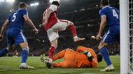 Chorý fauloval, přesto vyžebral penaltu. Pak kopl do hlavy brankáře – měl být vyloučen?