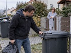 Tmu Res Sousedka mi léta nechávala jablka před dveřmi. Poslední taška ...