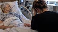 Máma už nemůže být sama. Sociální systém s námi nepočítá. Buď zaplatím, nebo obětuji vlastní život